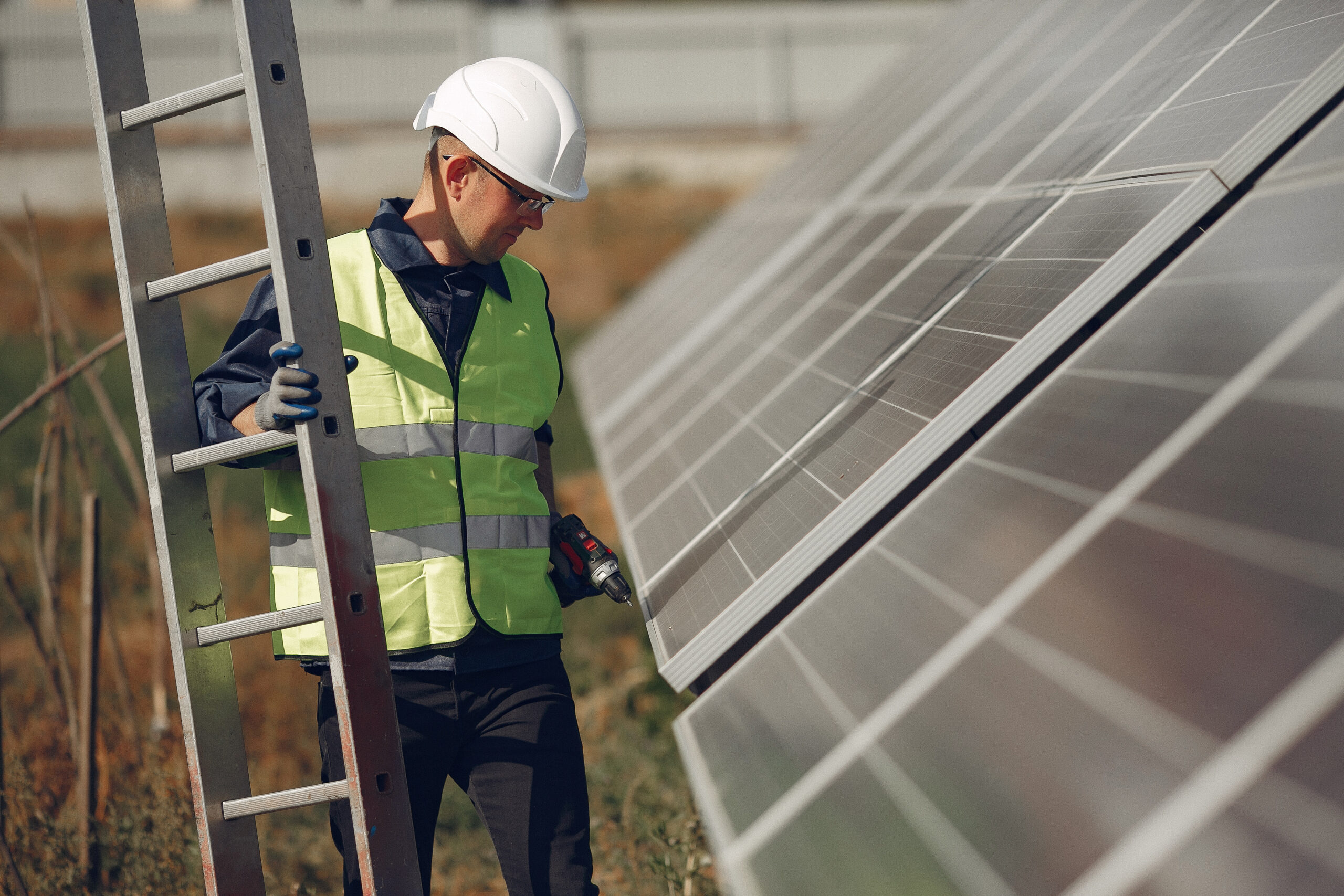 Portofoliu Sisteme Fotovoltaice Giurgiu 7 Bărbat lângă panouri solare.